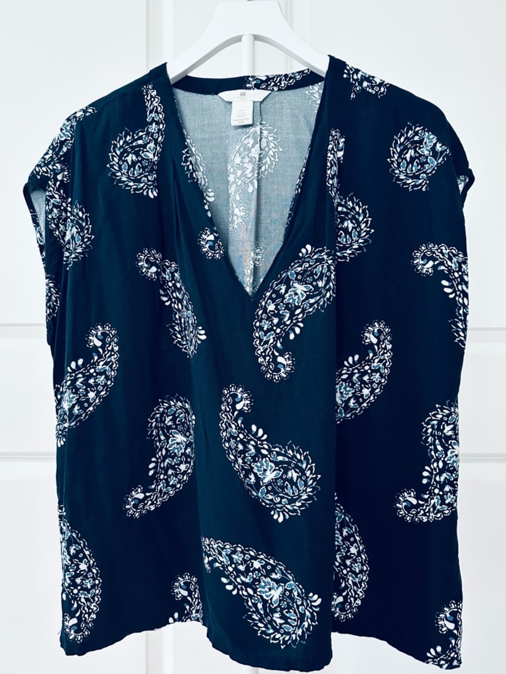Women’s L.O.G.G. Short Sleeve Navy Blue V-Neck Paisley Blouse Size 14 Regular